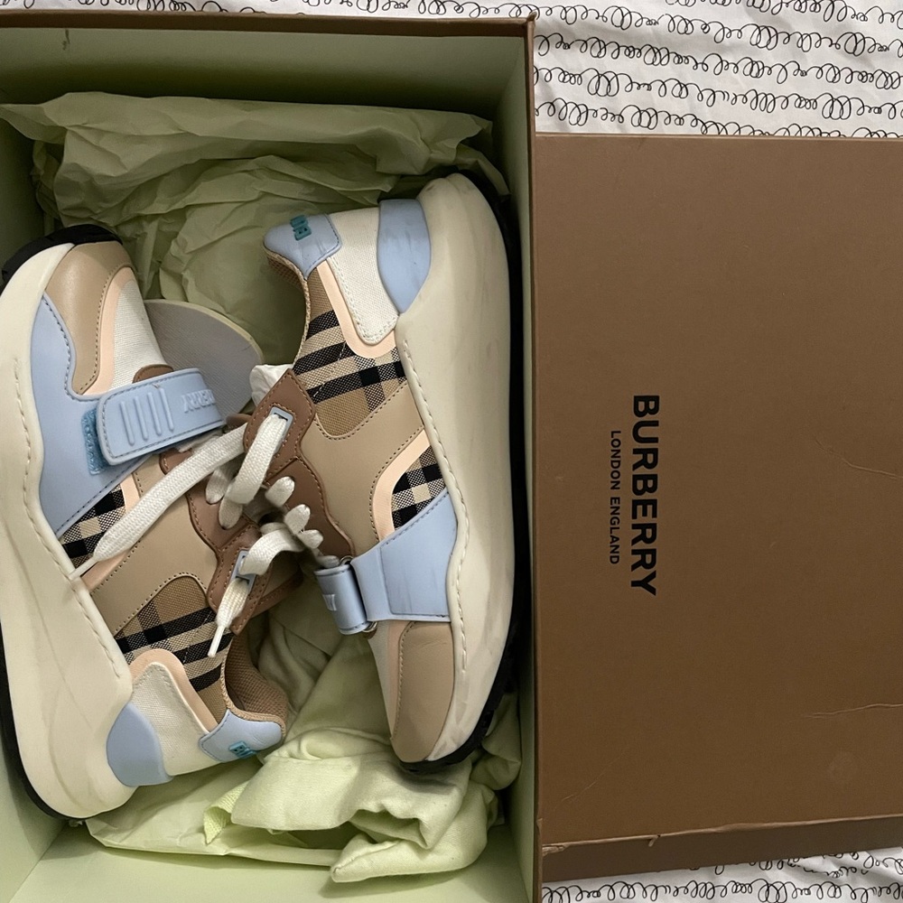 Burberry women’s - Picture 1 of 1